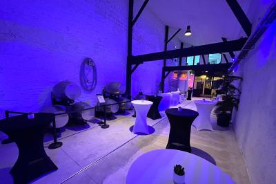 Miniature Location salle Châlons-en-Champagne (Marne) - Champagne Louis Balincourt #11 Rayonnages de bouteilles de champagne et de vin exposés dans une boutique avec une enseigne ’Louis Balincourt’.