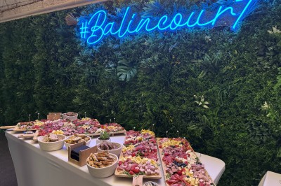 Miniature Location salle Châlons-en-Champagne (Marne) - Champagne Louis Balincourt #13 Rayonnages de bouteilles de champagne et de vin exposés dans une boutique avec une enseigne ’Louis Balincourt’.