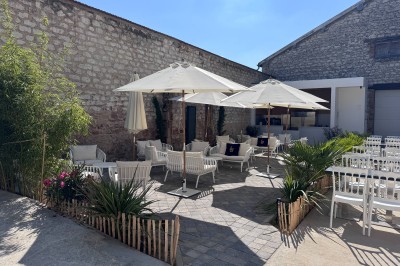 Miniature Location salle Châlons-en-Champagne (Marne) - Champagne Louis Balincourt #18 Rayonnages de bouteilles de champagne et de vin exposés dans une boutique avec une enseigne ’Louis Balincourt’.