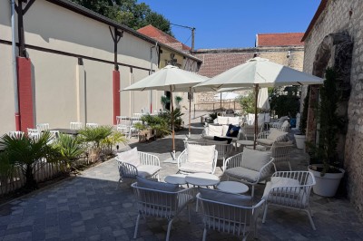 Miniature Location salle Châlons-en-Champagne (Marne) - Champagne Louis Balincourt #19 Rayonnages de bouteilles de champagne et de vin exposés dans une boutique avec une enseigne ’Louis Balincourt’.