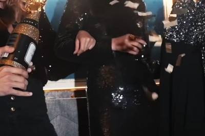 Trois femmes en tenue de soirée noire, souriantes et dansant sous des confettis dans un cadre festif.