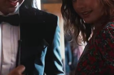 Trois femmes en tenue de soirée noire, souriantes et dansant sous des confettis dans un cadre festif.