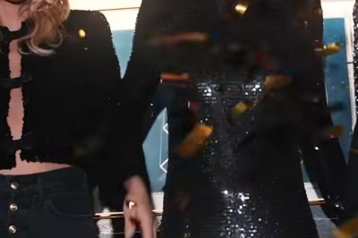 Trois femmes en tenue de soirée noire, souriantes et dansant sous des confettis dans un cadre festif.