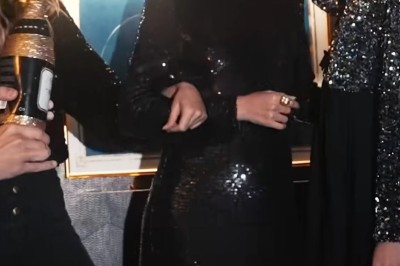 Trois femmes en tenue de soirée noire, souriantes et dansant sous des confettis dans un cadre festif.
