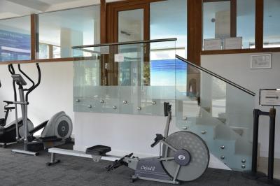 Deux femmes souriantes posent devant une voiture grise marquée ’France Bleu’, stationnée devant un bâtiment en pierre.