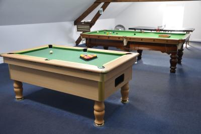 Deux femmes souriantes posent devant une voiture grise marquée ’France Bleu’, stationnée devant un bâtiment en pierre.