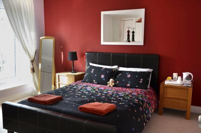 Deux femmes souriantes posent devant une voiture grise marquée ’France Bleu’, stationnée devant un bâtiment en pierre.