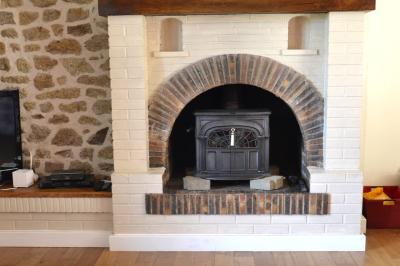 Deux femmes souriantes posent devant une voiture grise marquée ’France Bleu’, stationnée devant un bâtiment en pierre.