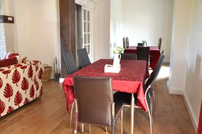 Deux femmes souriantes posent devant une voiture grise marquée ’France Bleu’, stationnée devant un bâtiment en pierre.