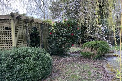 Deux femmes souriantes posent devant une voiture grise marquée ’France Bleu’, stationnée devant un bâtiment en pierre.
