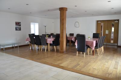 Deux femmes souriantes posent devant une voiture grise marquée ’France Bleu’, stationnée devant un bâtiment en pierre.
