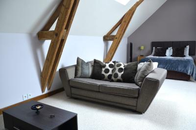 Deux femmes souriantes posent devant une voiture grise marquée ’France Bleu’, stationnée devant un bâtiment en pierre.