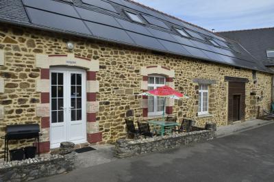 Deux femmes souriantes posent devant une voiture grise marquée ’France Bleu’, stationnée devant un bâtiment en pierre.