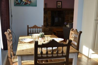 Deux femmes souriantes posent devant une voiture grise marquée ’France Bleu’, stationnée devant un bâtiment en pierre.