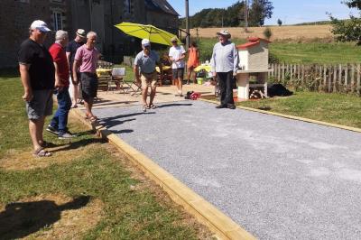 Deux femmes souriantes posent devant une voiture grise marquée ’France Bleu’, stationnée devant un bâtiment en pierre.