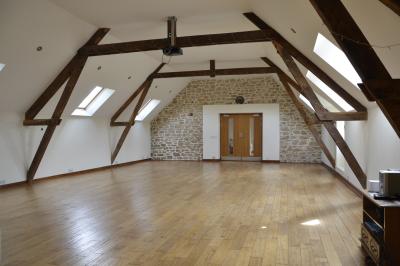 Deux femmes souriantes posent devant une voiture grise marquée ’France Bleu’, stationnée devant un bâtiment en pierre.