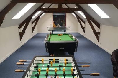 Deux femmes souriantes posent devant une voiture grise marquée ’France Bleu’, stationnée devant un bâtiment en pierre.