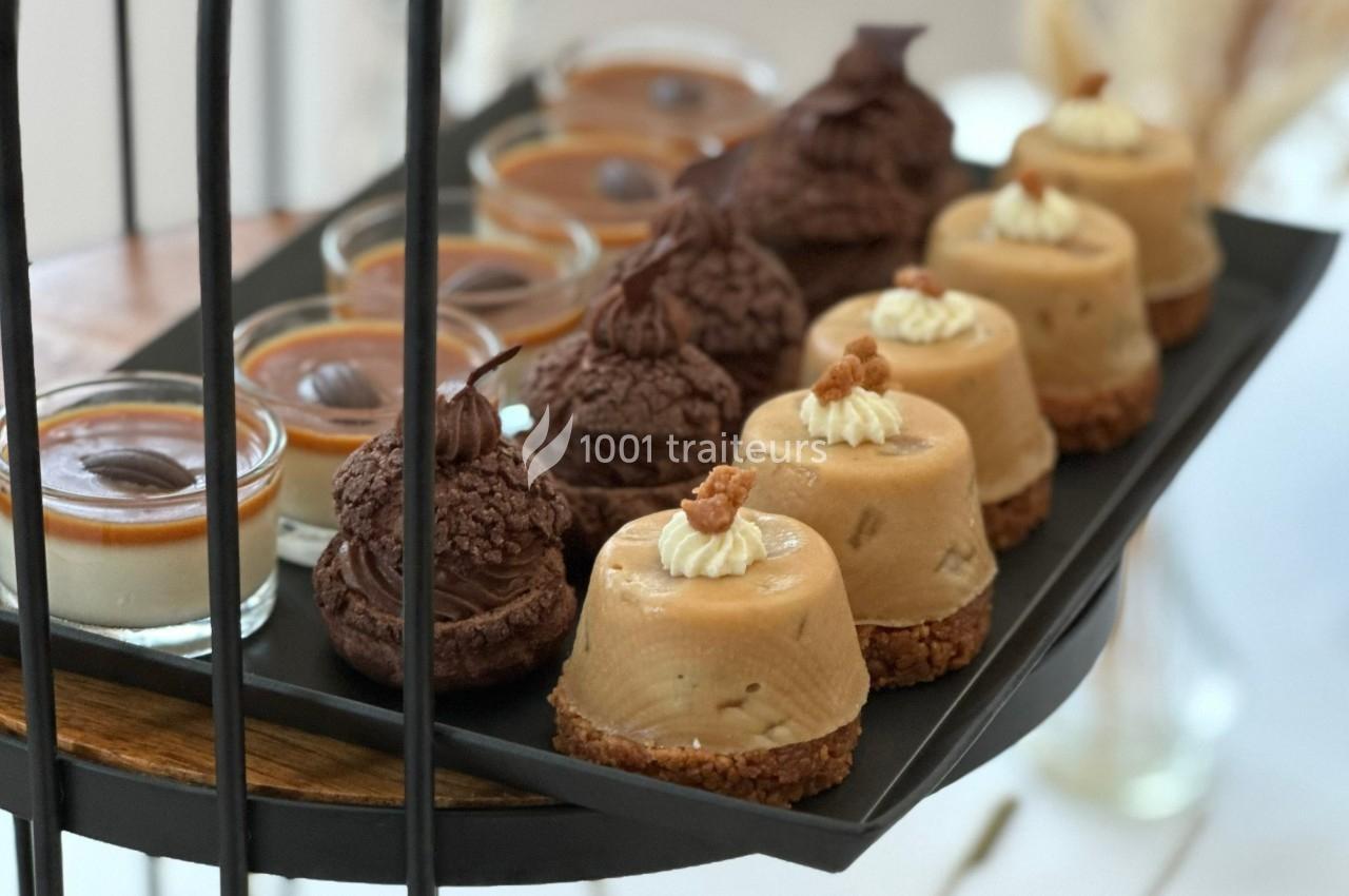 Plateau de desserts variés comprenant des entremets au caramel, choux au chocolat et verrines de panna cotta.