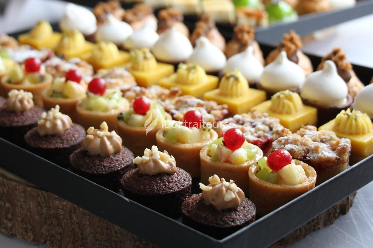 Plateau de mignardises variées comprenant tartelettes aux fruits, mini gâteaux au chocolat et desserts citronnés.