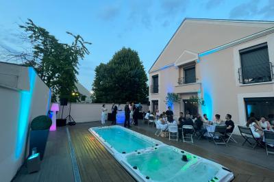 Guirlandes lumineuses suspendues sous une tente blanche avec une toile translucide.