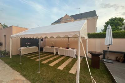 Guirlandes lumineuses suspendues sous une tente blanche avec une toile translucide.