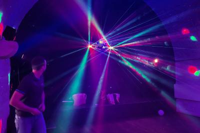 Guirlandes lumineuses suspendues sous une tente blanche avec une toile translucide.