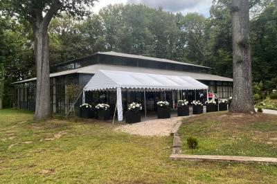 Guirlandes lumineuses suspendues sous une tente blanche avec une toile translucide.