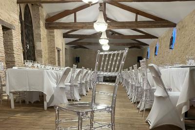 Guirlandes lumineuses suspendues sous une tente blanche avec une toile translucide.