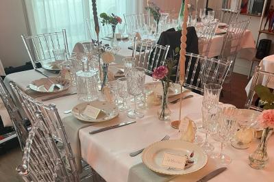 Guirlandes lumineuses suspendues sous une tente blanche avec une toile translucide.