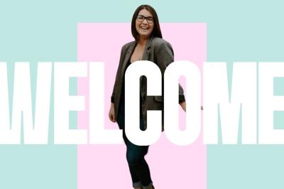 Façade d'une maison ancienne avec volets bleus, entourée de végétation et éclairée par des guirlandes lumineuses.