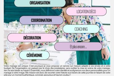 Façade d'une maison ancienne avec volets bleus, entourée de végétation et éclairée par des guirlandes lumineuses.