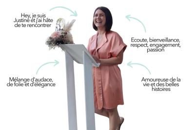 Façade d'une maison ancienne avec volets bleus, entourée de végétation et éclairée par des guirlandes lumineuses.