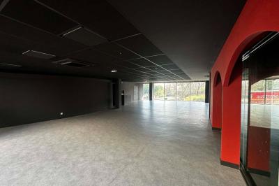 Miniature Location salle Bruges (Gironde) - Vango #4 Verres vides et flûtes à champagne sur un comptoir de bar, avec des clients flous en arrière-plan.