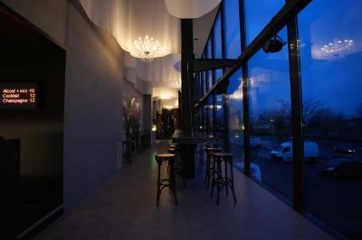 Miniature Location salle Bruges (Gironde) - Vango #7 Verres vides et flûtes à champagne sur un comptoir de bar, avec des clients flous en arrière-plan.