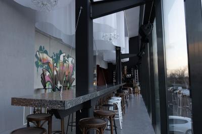 Miniature Location salle Bruges (Gironde) - Vango #13 Verres vides et flûtes à champagne sur un comptoir de bar, avec des clients flous en arrière-plan.