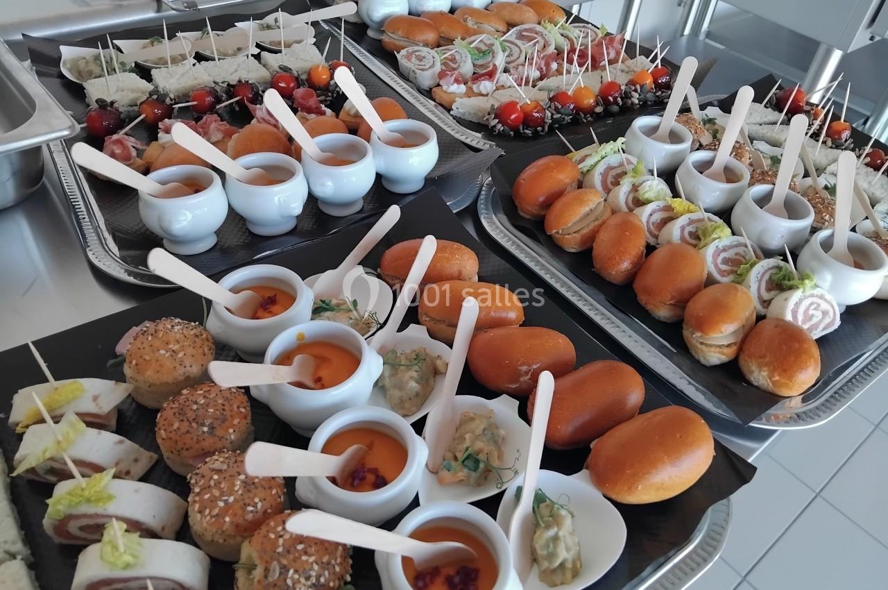 Plateaux de buffet avec assortiments de mini-sandwichs, verrines, brochettes et amuse-bouches variés.