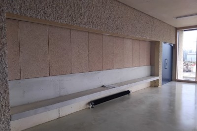 Cuisine professionnelle avec plans de travail en inox sur roulettes, four industriel et carrelage au sol.