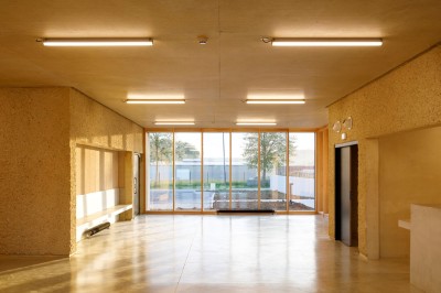 Cuisine professionnelle avec plans de travail en inox sur roulettes, four industriel et carrelage au sol.