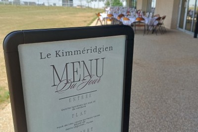 Miniature Location salle Chablis (Yonne) - Le Kimmeridgien #44 Panneau affichant le menu du jour d'un restaurant, avec une terrasse dressée en arrière-plan.