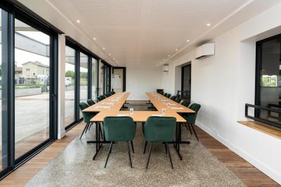 Miniature Location salle Dommartin (Rhône) - Domaine du Bois du Prince #2 Vue d'une terrasse en béton avec garde-corps, donnant sur un paysage vallonné et verdoyant sous un ciel dégagé.