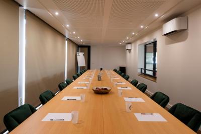 Miniature Location salle Dommartin (Rhône) - Domaine du Bois du Prince #7 Vue d'une terrasse en béton avec garde-corps, donnant sur un paysage vallonné et verdoyant sous un ciel dégagé.