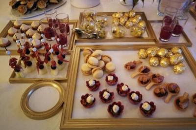 Bagels au sésame garnis de fromage frais, de légumes verts et d'herbes, disposés sur un plateau.