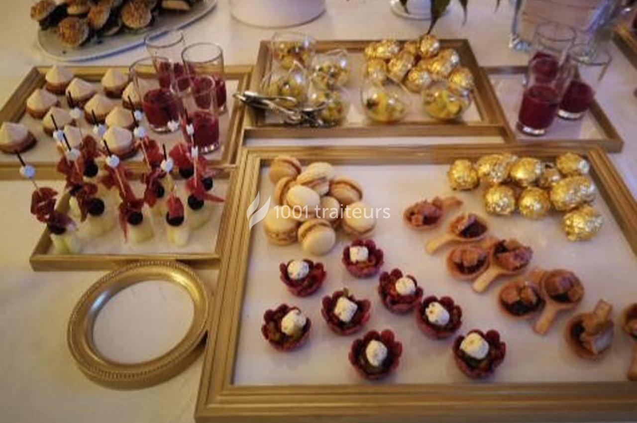 Plateau de desserts variés comprenant macarons, verrines, brochettes sucrées et bouchées gourmandes.