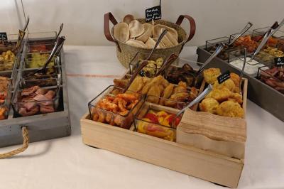 Bagels au sésame garnis de fromage frais, de légumes verts et d'herbes, disposés sur un plateau.