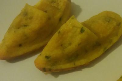 Bagels au sésame garnis de fromage frais, de légumes verts et d'herbes, disposés sur un plateau.