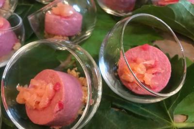 Bagels au sésame garnis de fromage frais, de légumes verts et d'herbes, disposés sur un plateau.