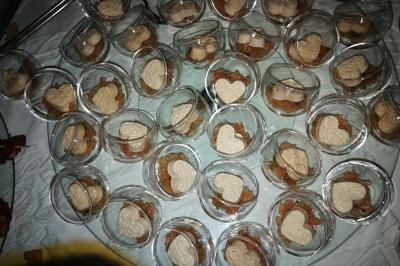 Bagels au sésame garnis de fromage frais, de légumes verts et d'herbes, disposés sur un plateau.