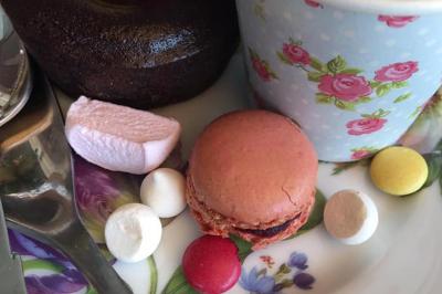 Bagels au sésame garnis de fromage frais, de légumes verts et d'herbes, disposés sur un plateau.