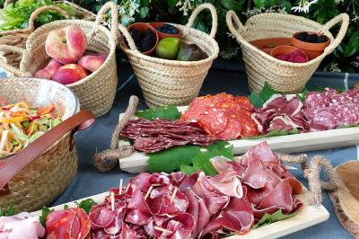 Bagels au sésame garnis de fromage frais, de légumes verts et d'herbes, disposés sur un plateau.