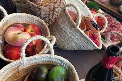 Bagels au sésame garnis de fromage frais, de légumes verts et d'herbes, disposés sur un plateau.